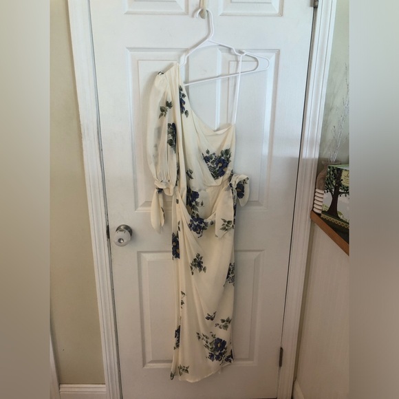 REFORMATION ONE SHOULDER WHITE & BLUE FLORAL PRINT COTTAGECORE MIDI - Picture 3 of 10